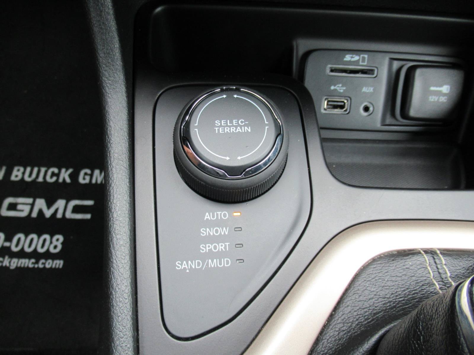 Used 2015 Jeep Cherokee Latitude w/ Cold Weather Group AWD/4WD image 28
