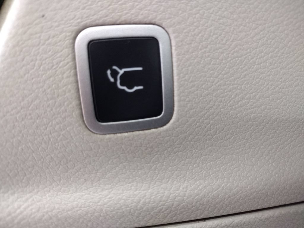 Used 2023 Chrysler Voyager LX FWD image 18