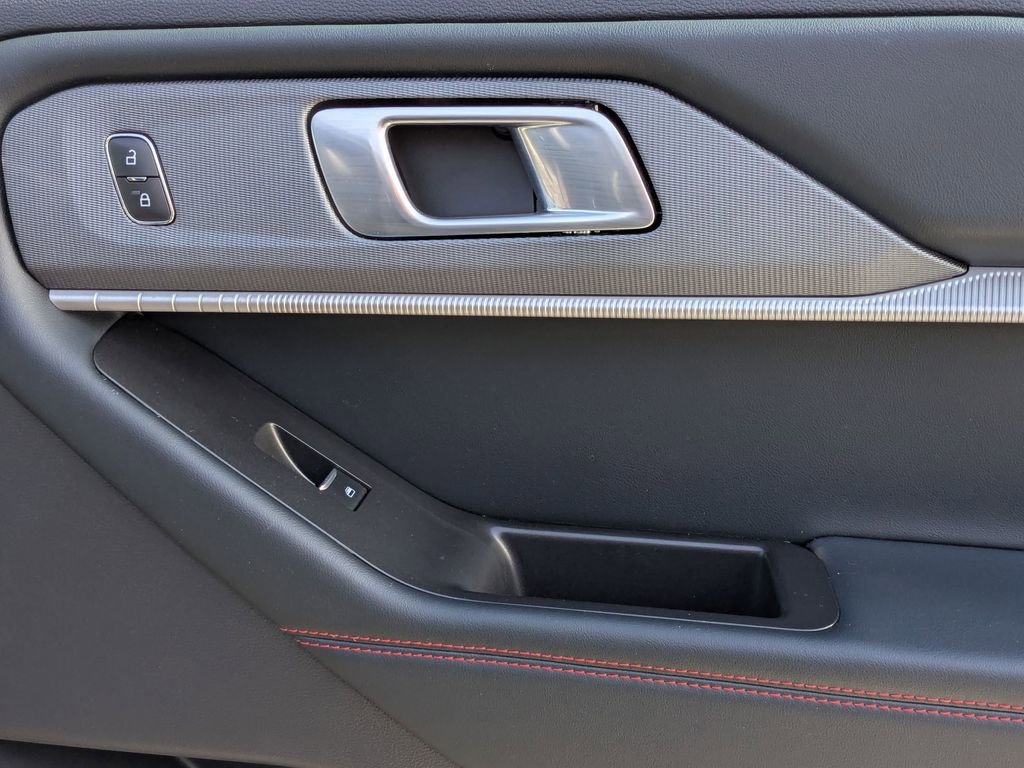 Used 2025 Ford Explorer ST-Line w/ ST-Line Street Pack AWD/4WD image 33