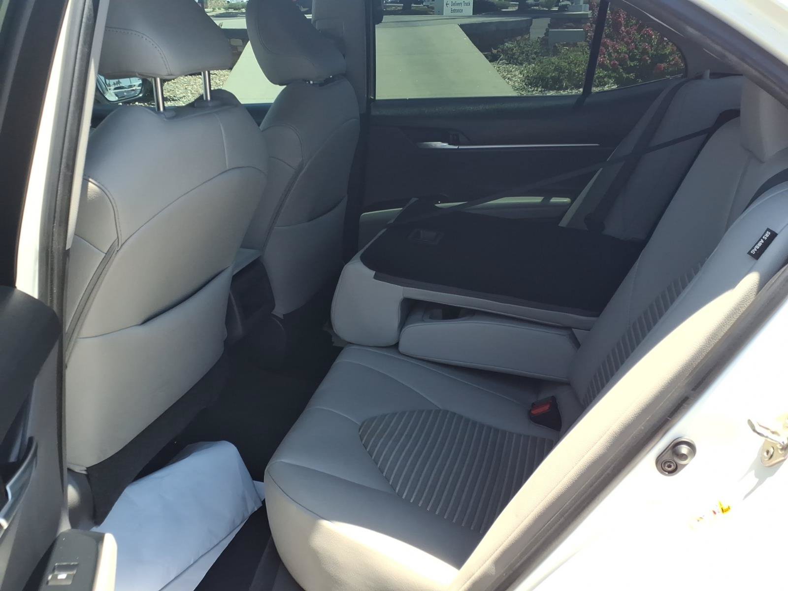 Used 2018 Toyota Camry SE FWD image 10