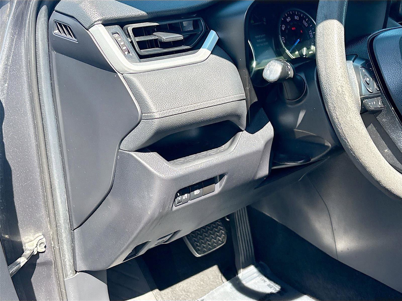 Used 2019 Toyota RAV4 LE image 11