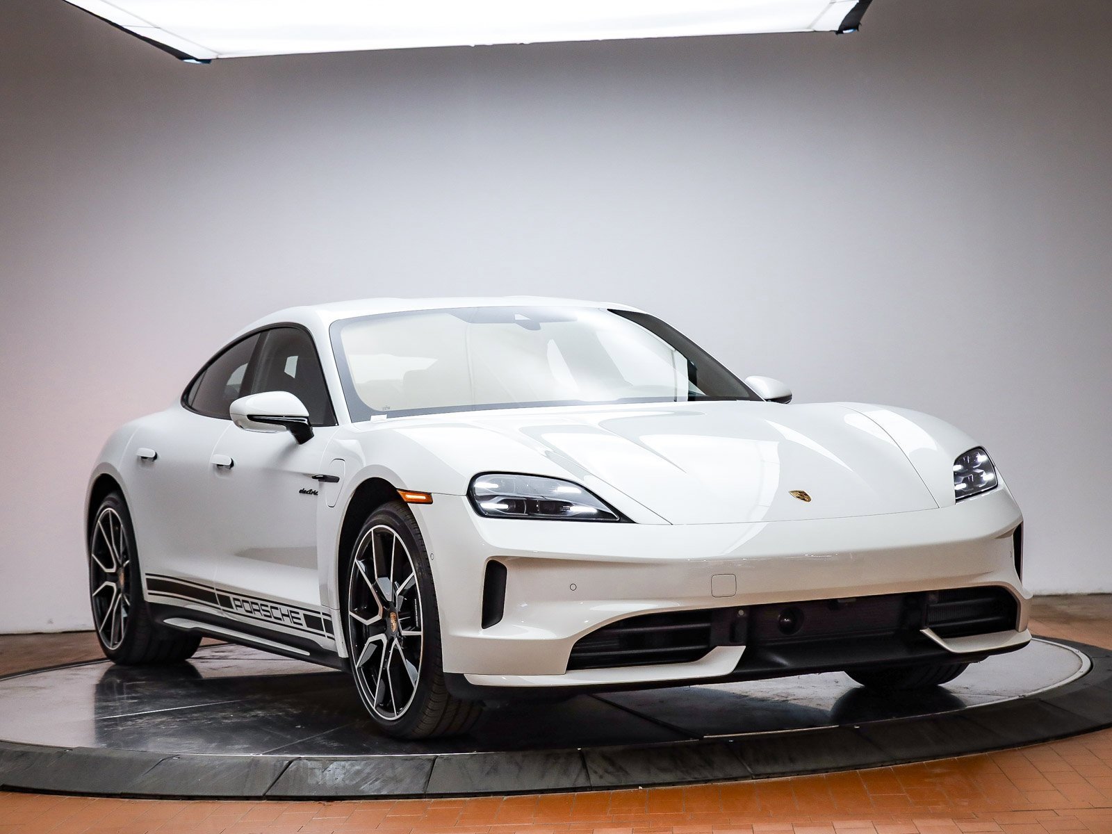 Used 2025 Porsche Taycan image 14