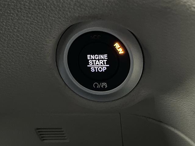 Used 2022 Chrysler Pacifica Limited w/ Uconnect Theater Family Group image 24