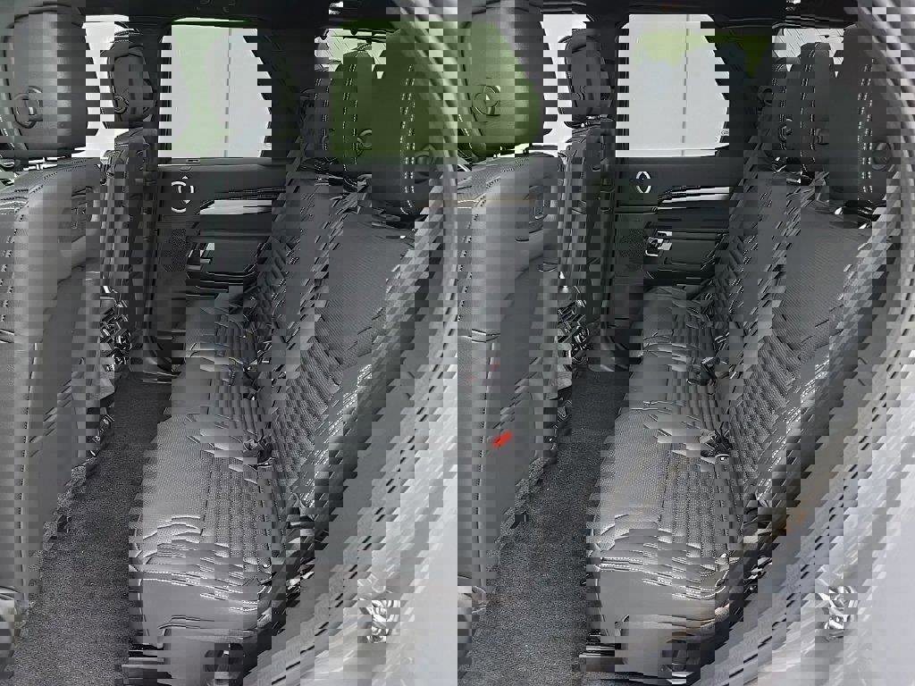 Used 2025 Land Rover Discovery Dynamic SE image 8