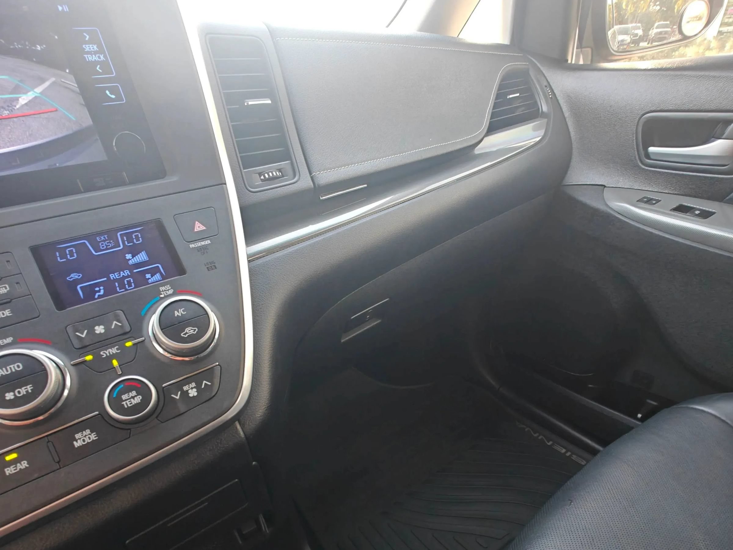 Used 2015 Toyota Sienna SE w/ SE Preferred Package FWD image 21