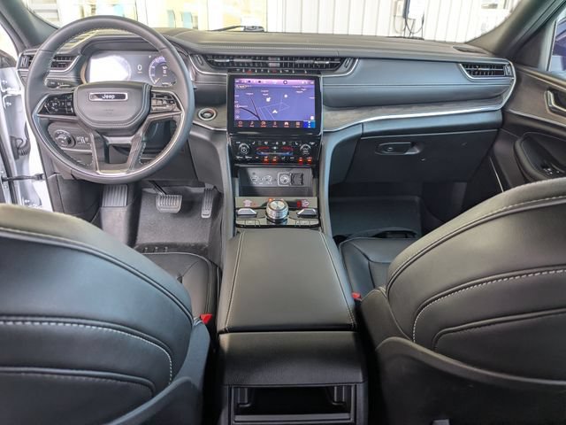 Used 2025 Jeep Grand Cherokee Overland AWD/4WD image 27