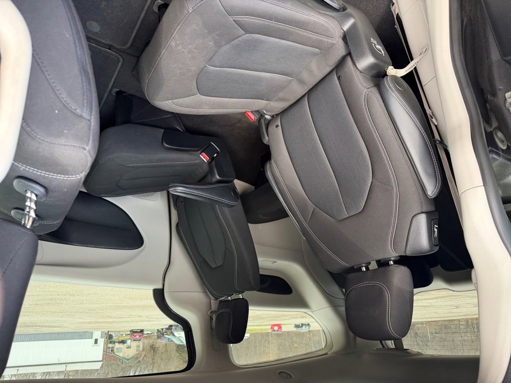 Used 2022 Chrysler Voyager LX FWD image 13