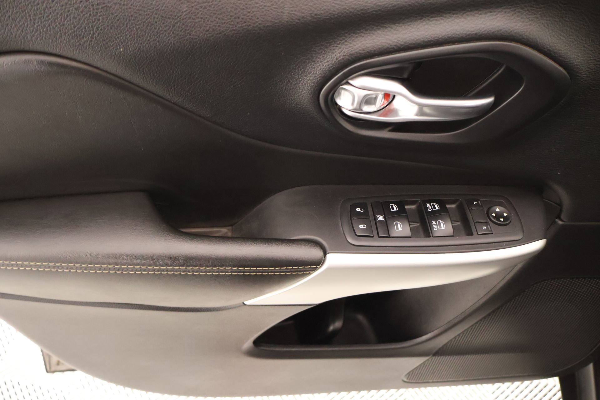 Used 2018 Jeep Cherokee Latitude Plus image 13