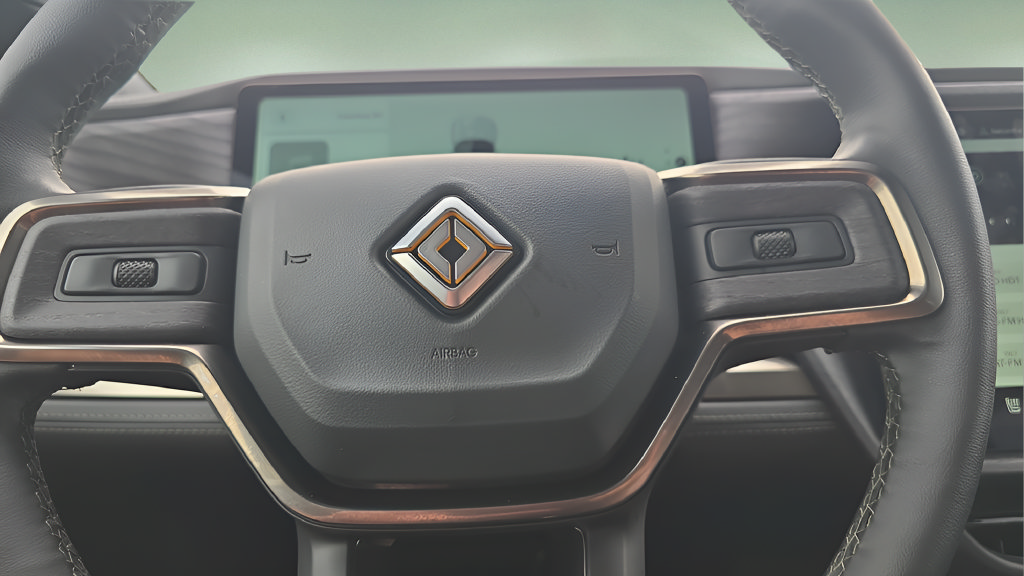 Used 2025 Rivian R1S Adventure Dual AWD/4WD image 11
