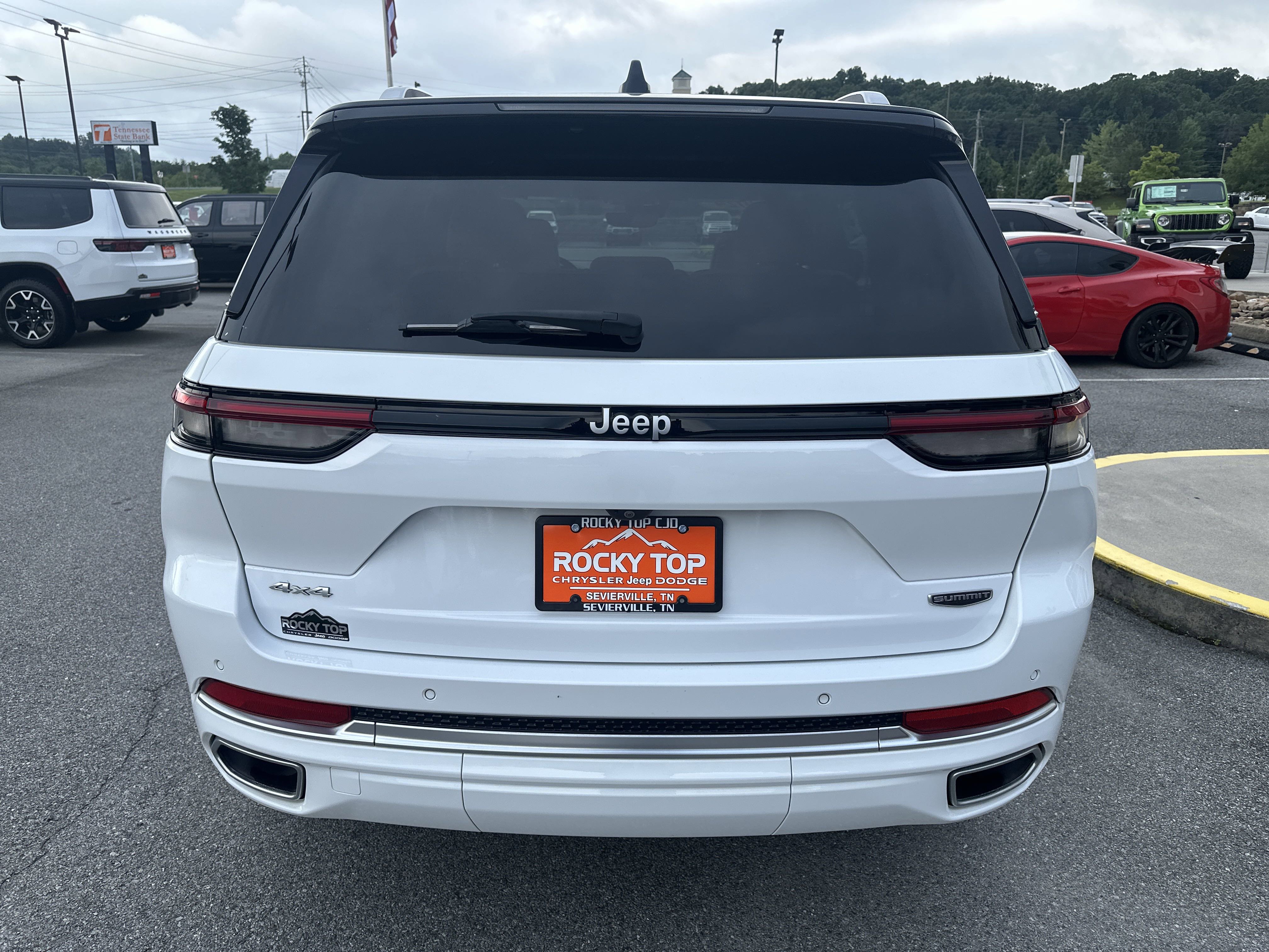 Used 2024 Jeep Grand Cherokee Summit image 8