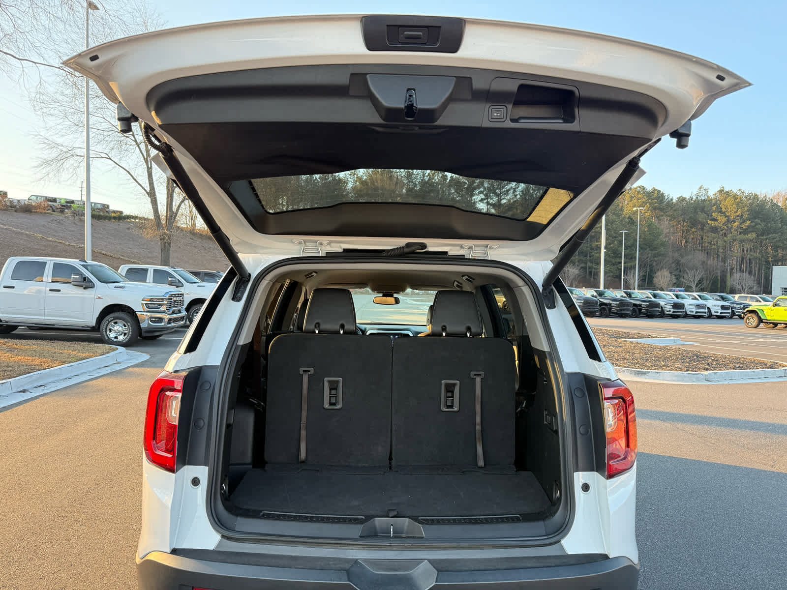 Used 2023 GMC Acadia SLT image 29