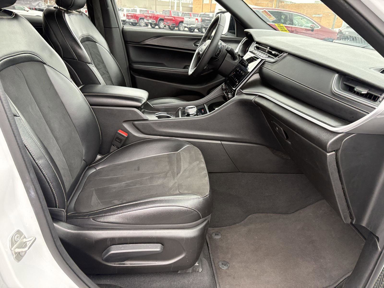 Used 2024 Jeep Grand Cherokee L Laredo image 20