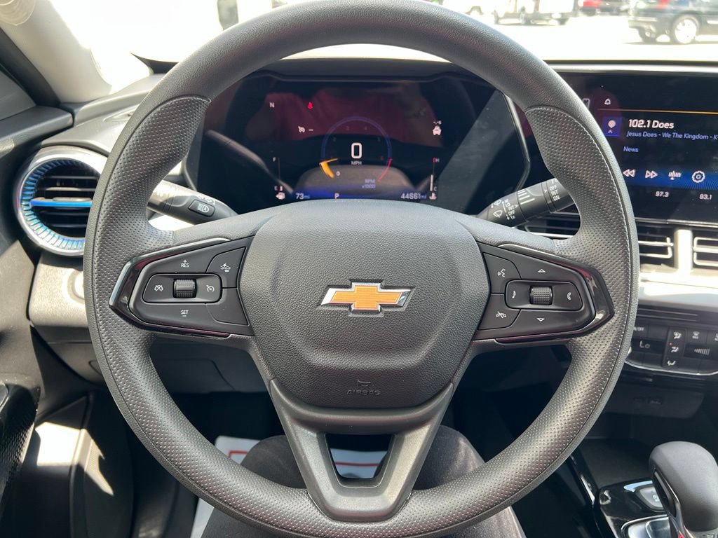 Used 2025 Chevrolet Trax LT FWD image 11