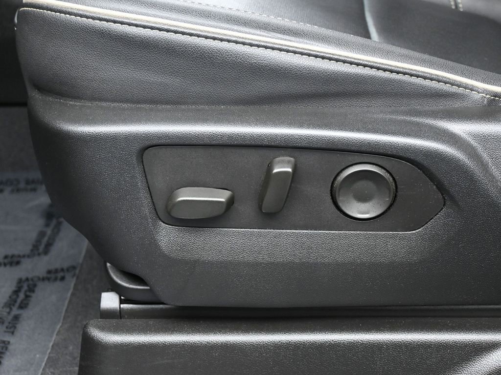 Used 2024 GMC Yukon SLT w/ SLT Luxury Package image 12