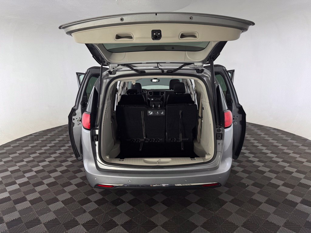 Used 2018 Chrysler Pacifica Touring-L FWD image 17