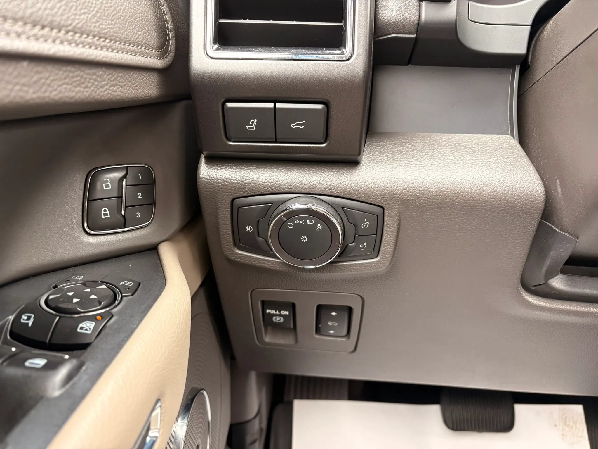 Used 2019 Ford Expedition Limited w/ Special Edition Package AWD/4WD image 32