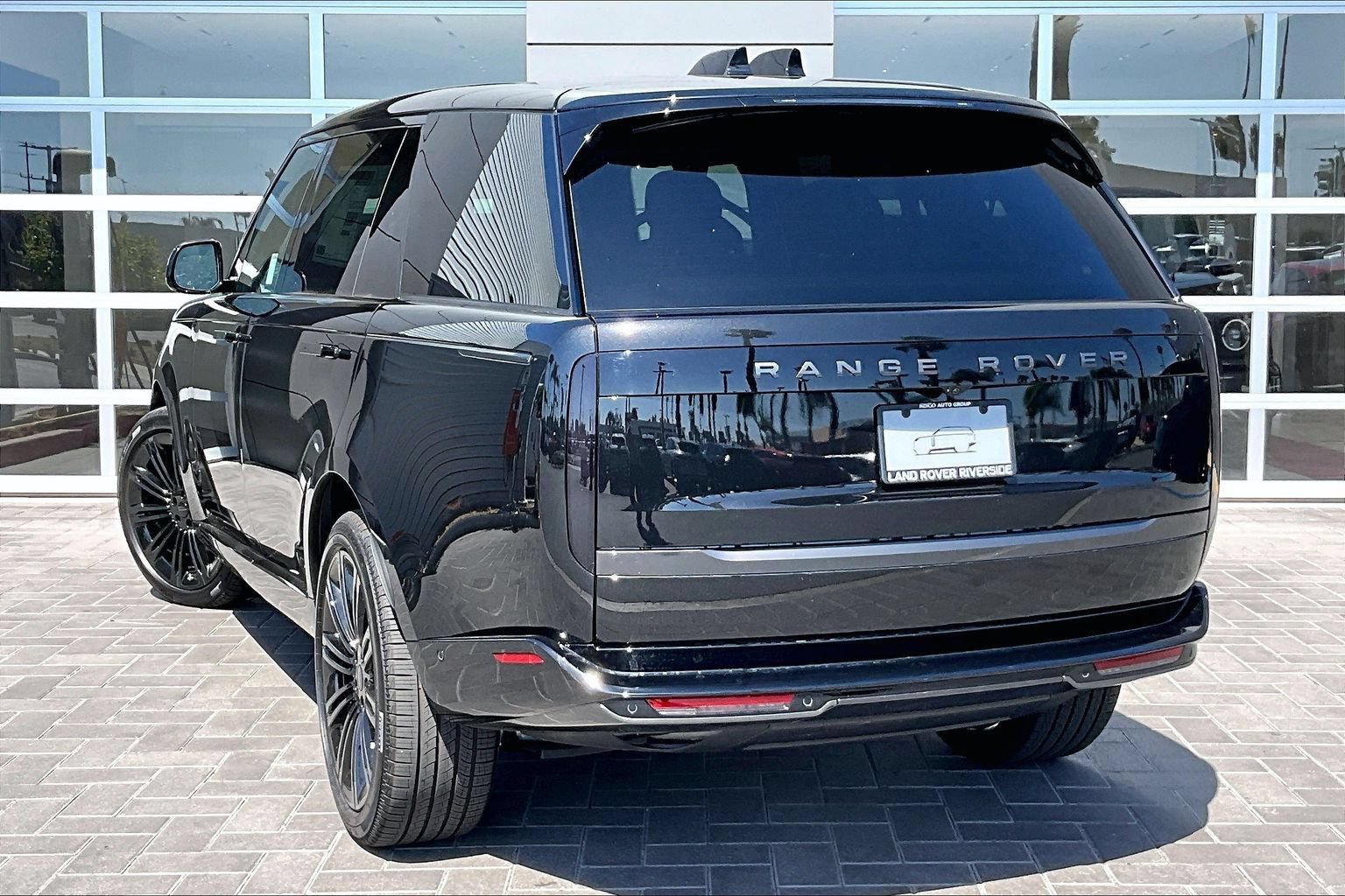 New 2026 Land Rover Range Rover Long Wheelbase SE AWD/4WD image 3