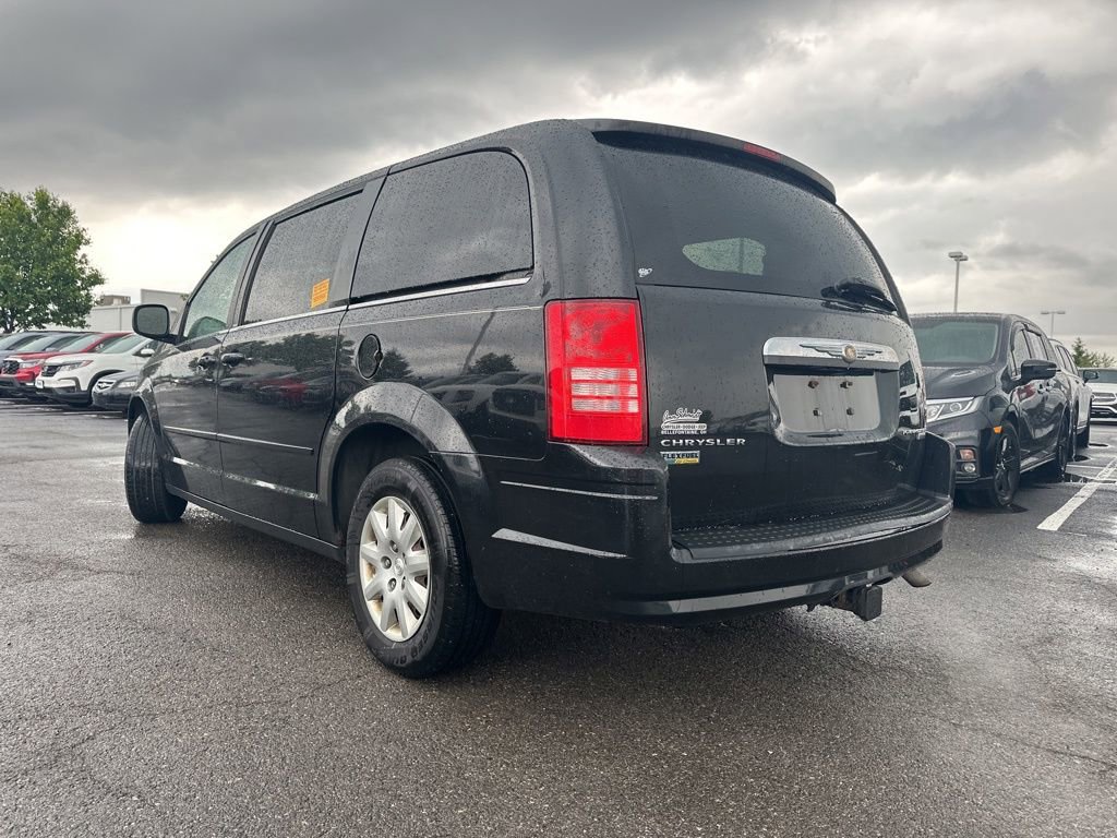 Used 2010 Chrysler Town & Country LX FWD image 7