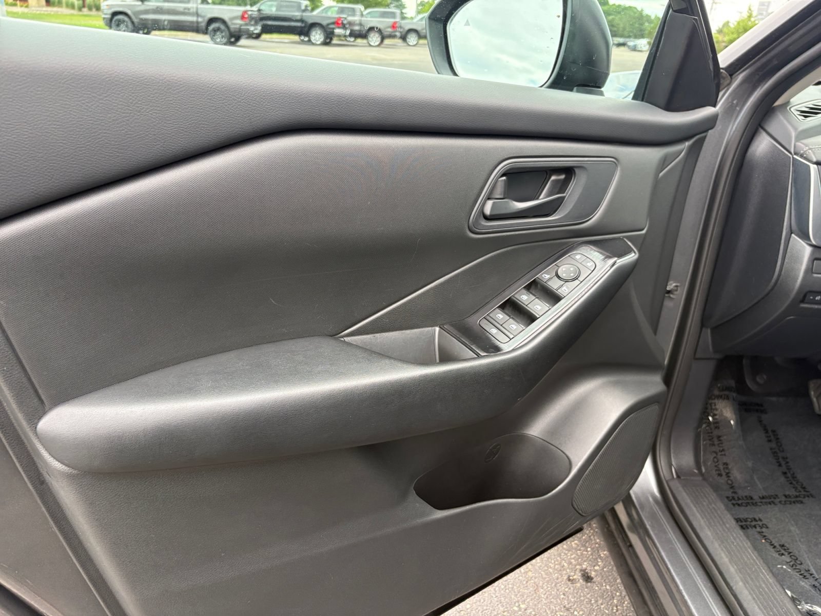 Used 2024 Nissan Rogue S FWD image 19