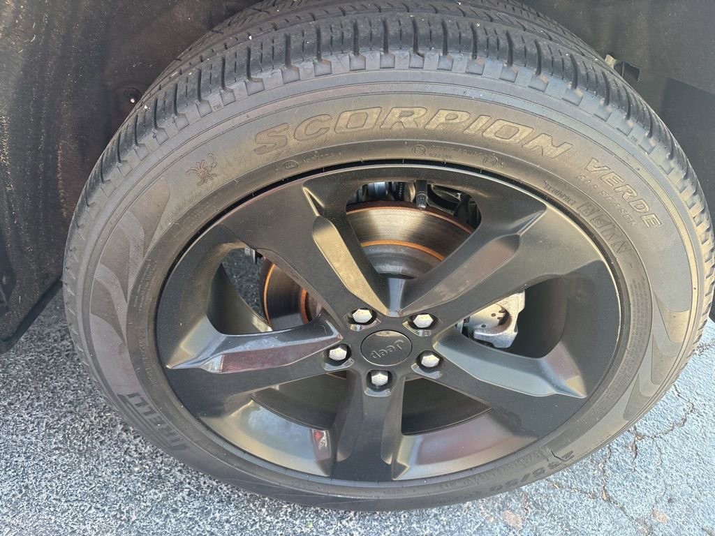 Used 2023 Jeep Grand Cherokee Limited w/ Black Appearance Package image 10