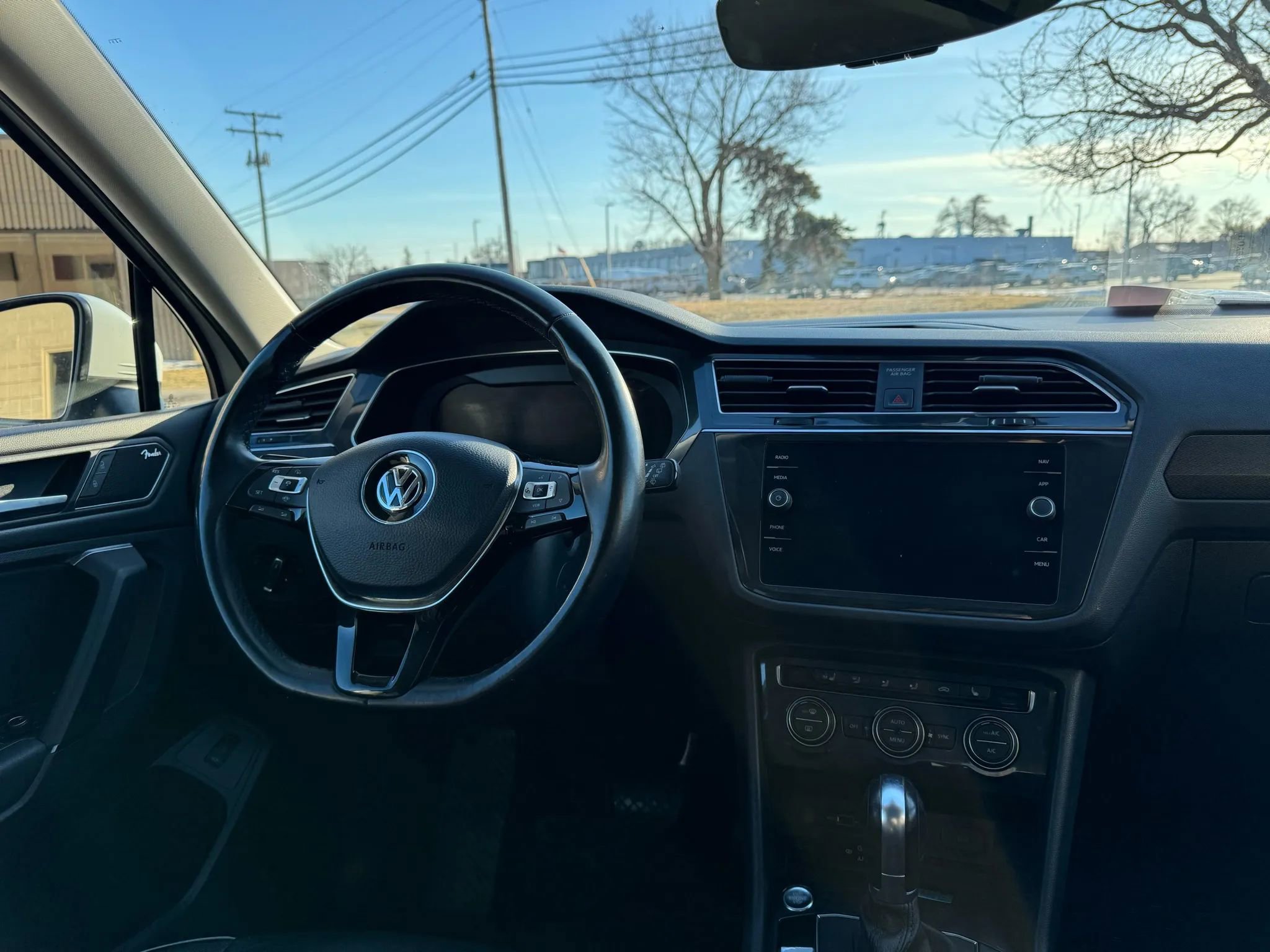 Used 2019 Volkswagen Tiguan SEL Premium w/ 3rd Row Seat Package image 16