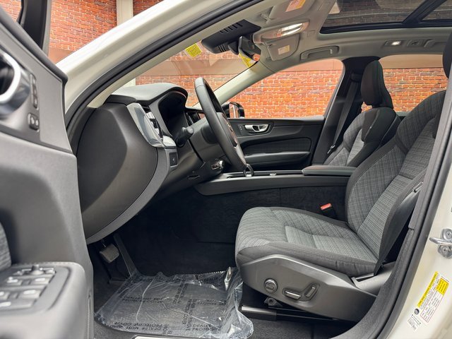 Used 2024 Volvo XC60 B5 Core image 22