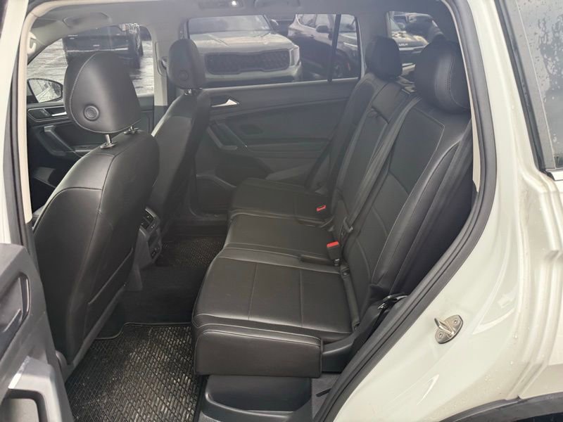 Used 2018 Volkswagen Tiguan SE w/ Panoramic Sunroof Package image 9