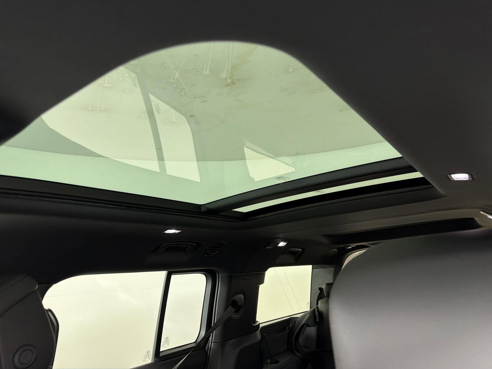 New 2026 Land Rover Defender 130 X-Dynamic SE image 9