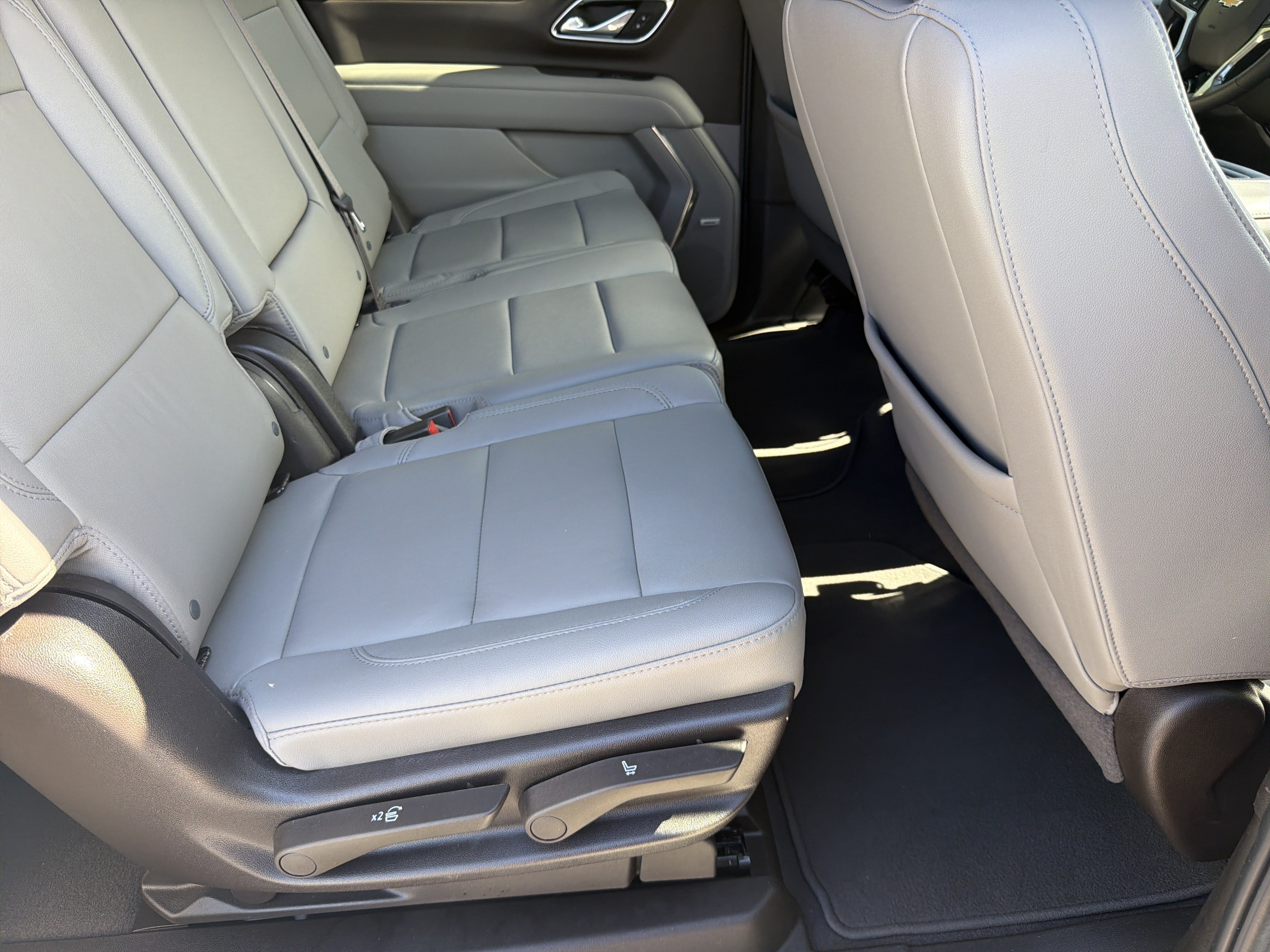 Used 2024 Chevrolet Suburban LT w/ Luxury Package AWD/4WD image 16