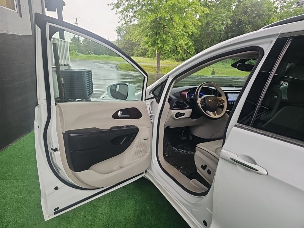 Used 2017 Chrysler Pacifica Limited FWD image 37