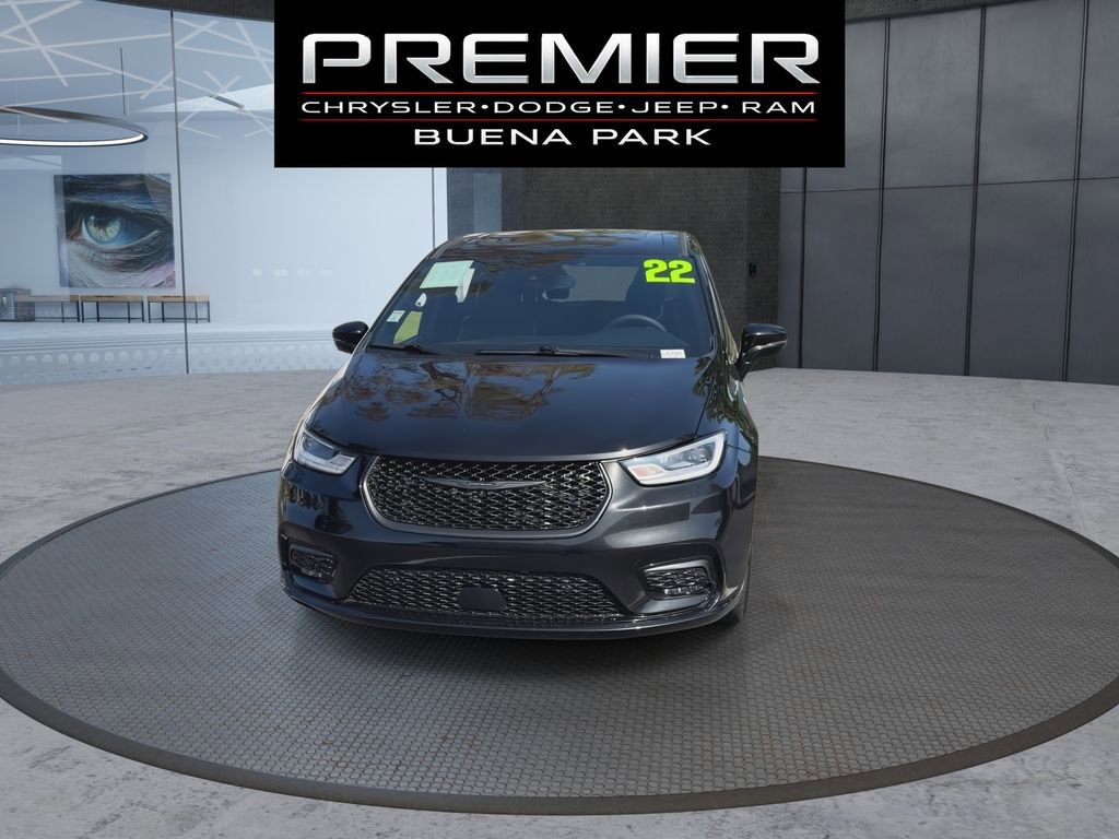 Used 2022 Chrysler Pacifica Limited w/ Uconnect Theater Family Group FWD image 3