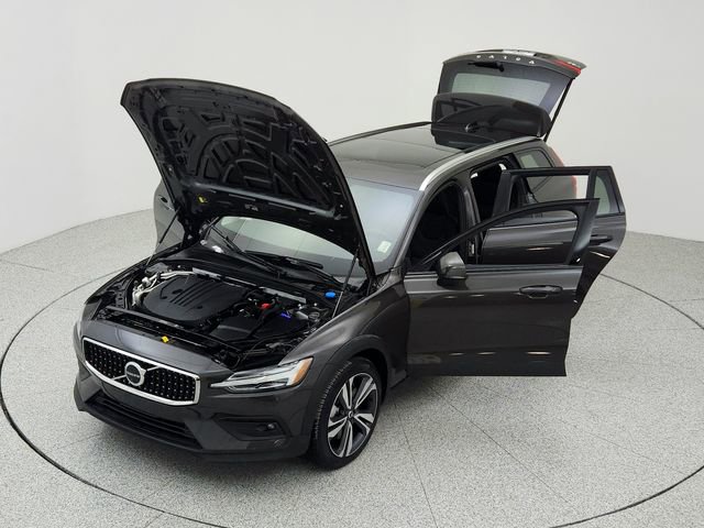 Certified 2025 Volvo V60 B5 Cross Country Plus image 17