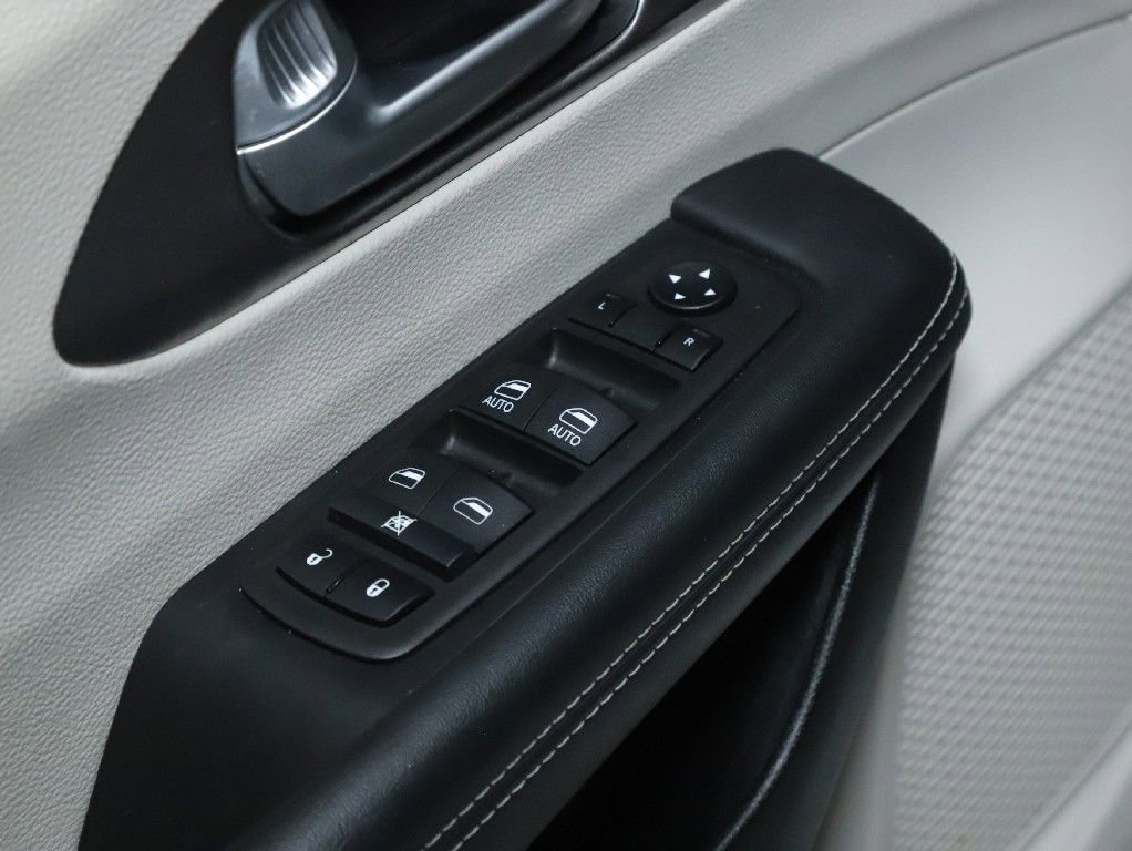 Used 2024 Chrysler Pacifica Touring-L image 16