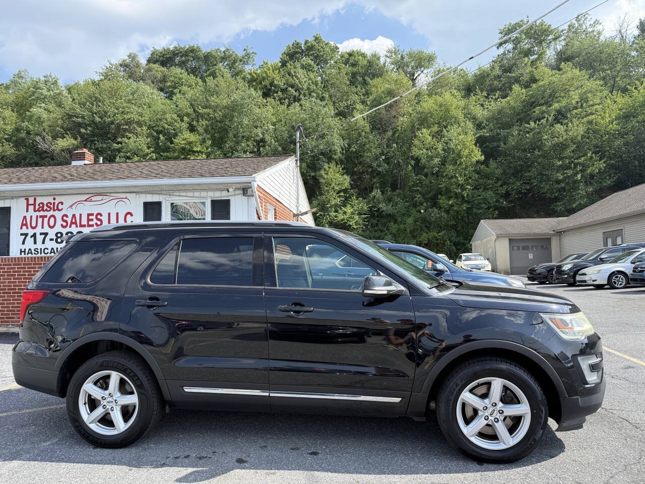 Used 2017 Ford Explorer XLT AWD/4WD image 4