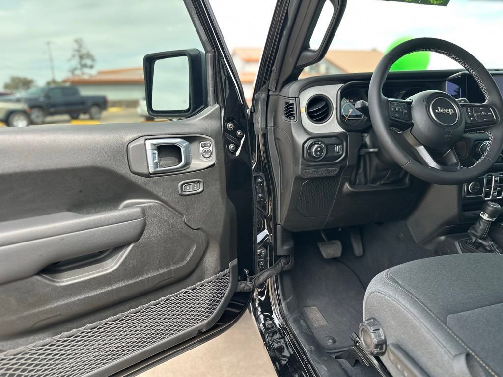 New 2025 Jeep Gladiator Sport image 11