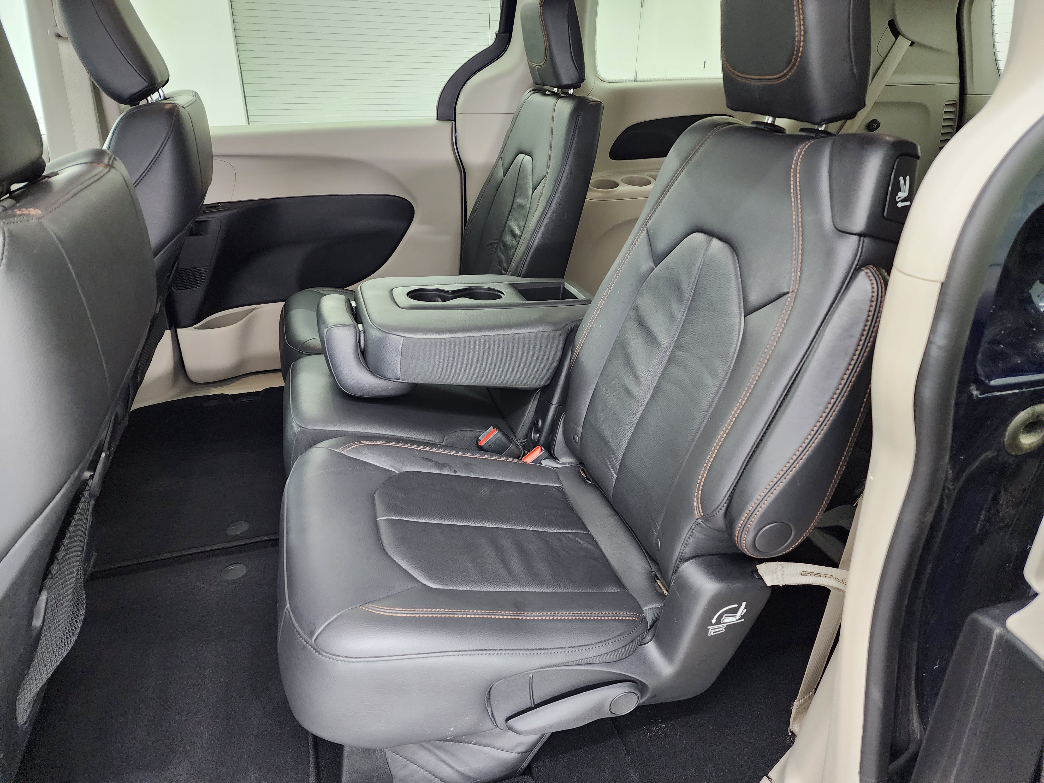 Used 2017 Chrysler Pacifica Touring-L FWD image 9