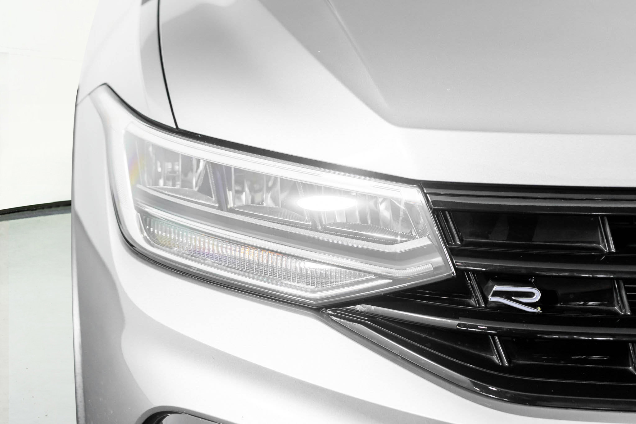 Used 2022 Volkswagen Tiguan SE R-Line image 43