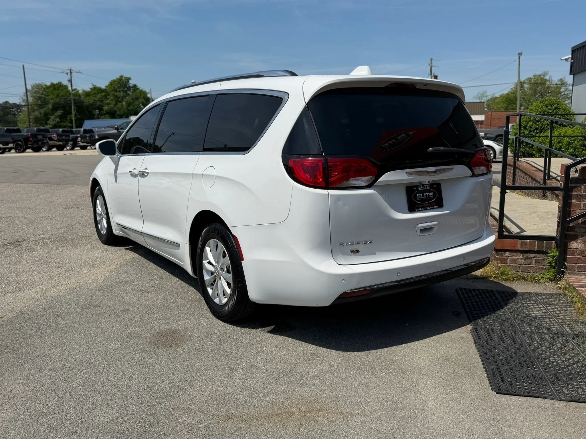 Used 2019 Chrysler Pacifica Touring-L image 9