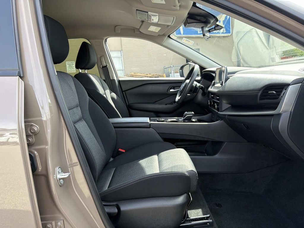 Certified 2024 Nissan Rogue SV AWD/4WD image 17