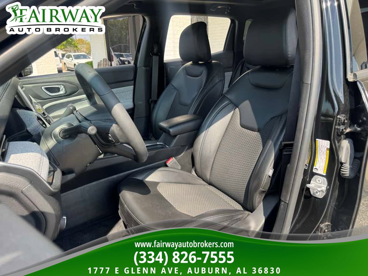 Used 2023 Jeep Compass Latitude w/ Sun and Sound Group AWD/4WD image 10