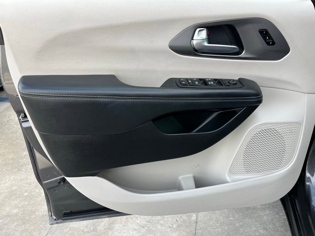 Used 2023 Chrysler Pacifica Touring-L image 19