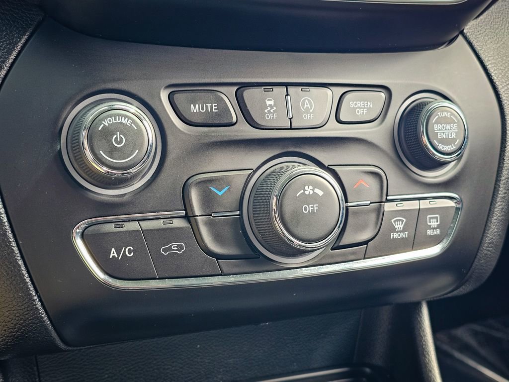 Used 2020 Jeep Cherokee Latitude Plus w/ Cold Weather Group AWD/4WD image 26