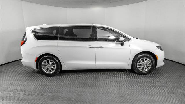 Used 2020 Chrysler Voyager LX image 9