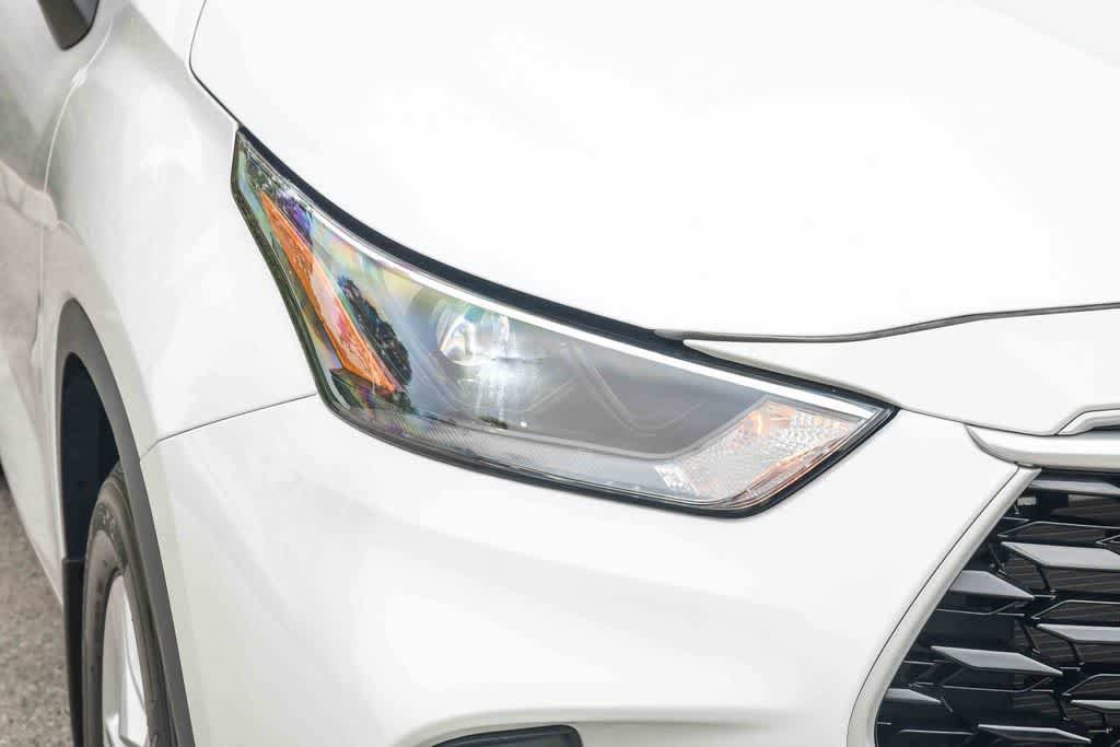 Used 2023 Toyota Highlander LE FWD image 4