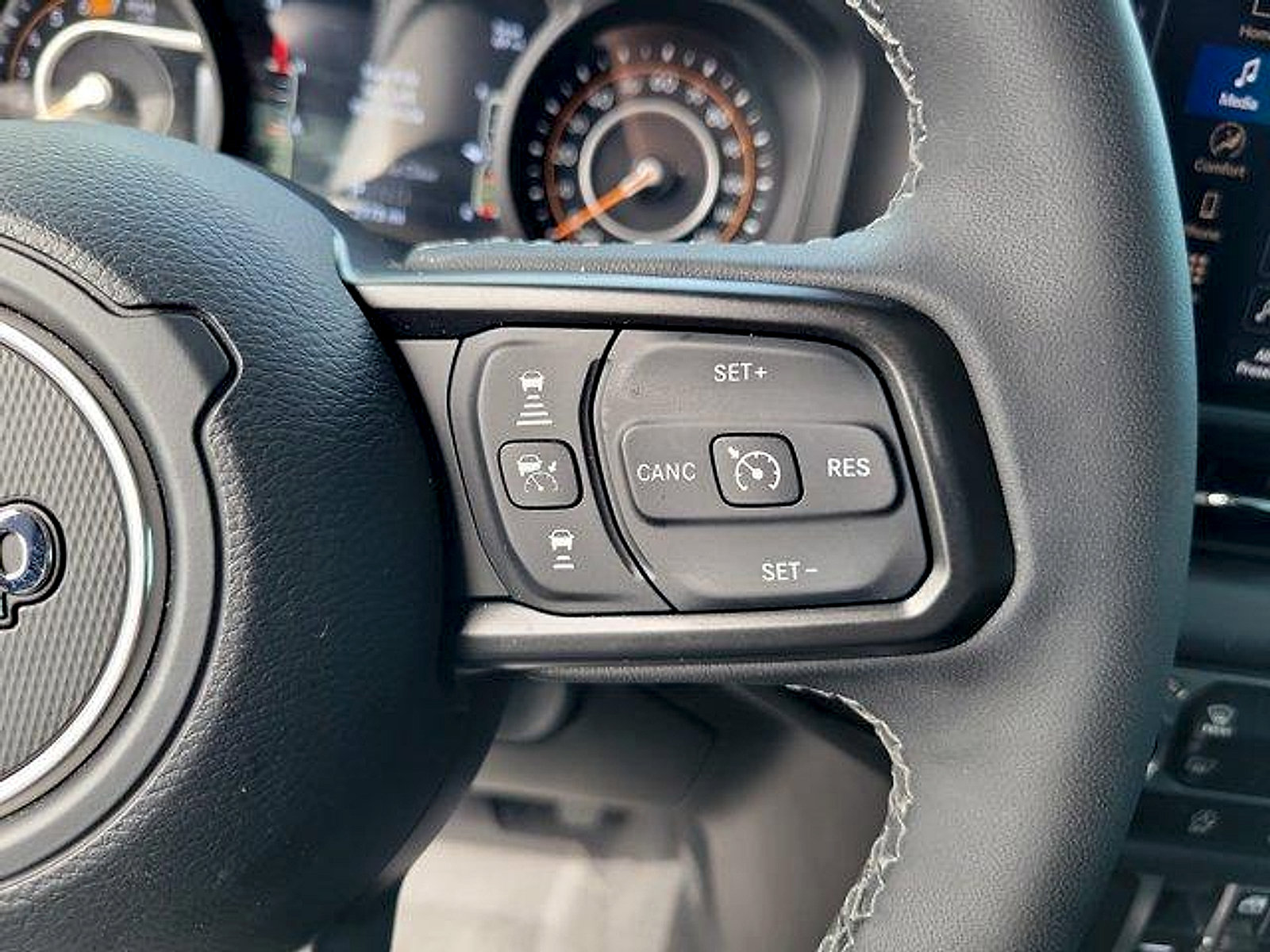 Used 2025 Jeep Wrangler Unlimited Rubicon w/ Convenience Group AWD/4WD image 31