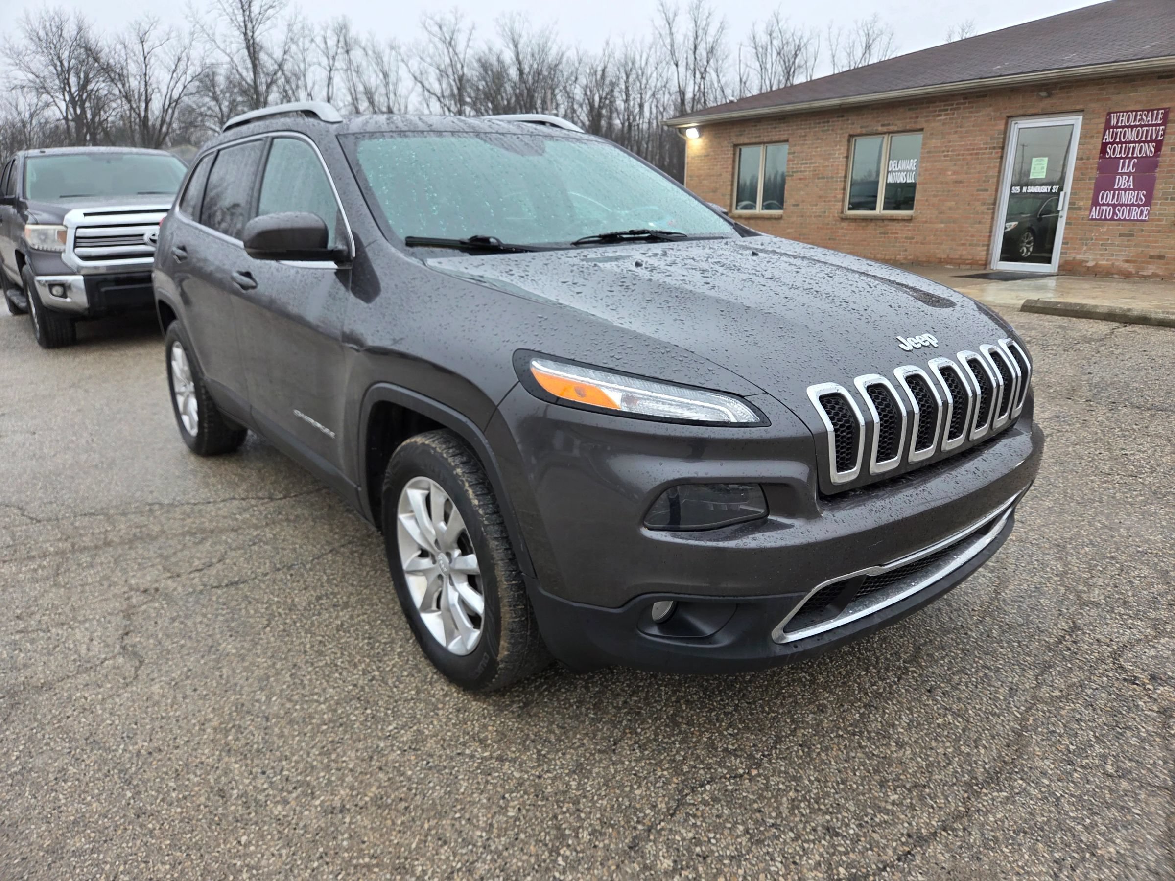 Used 2017 Jeep Cherokee Limited AWD/4WD image 3