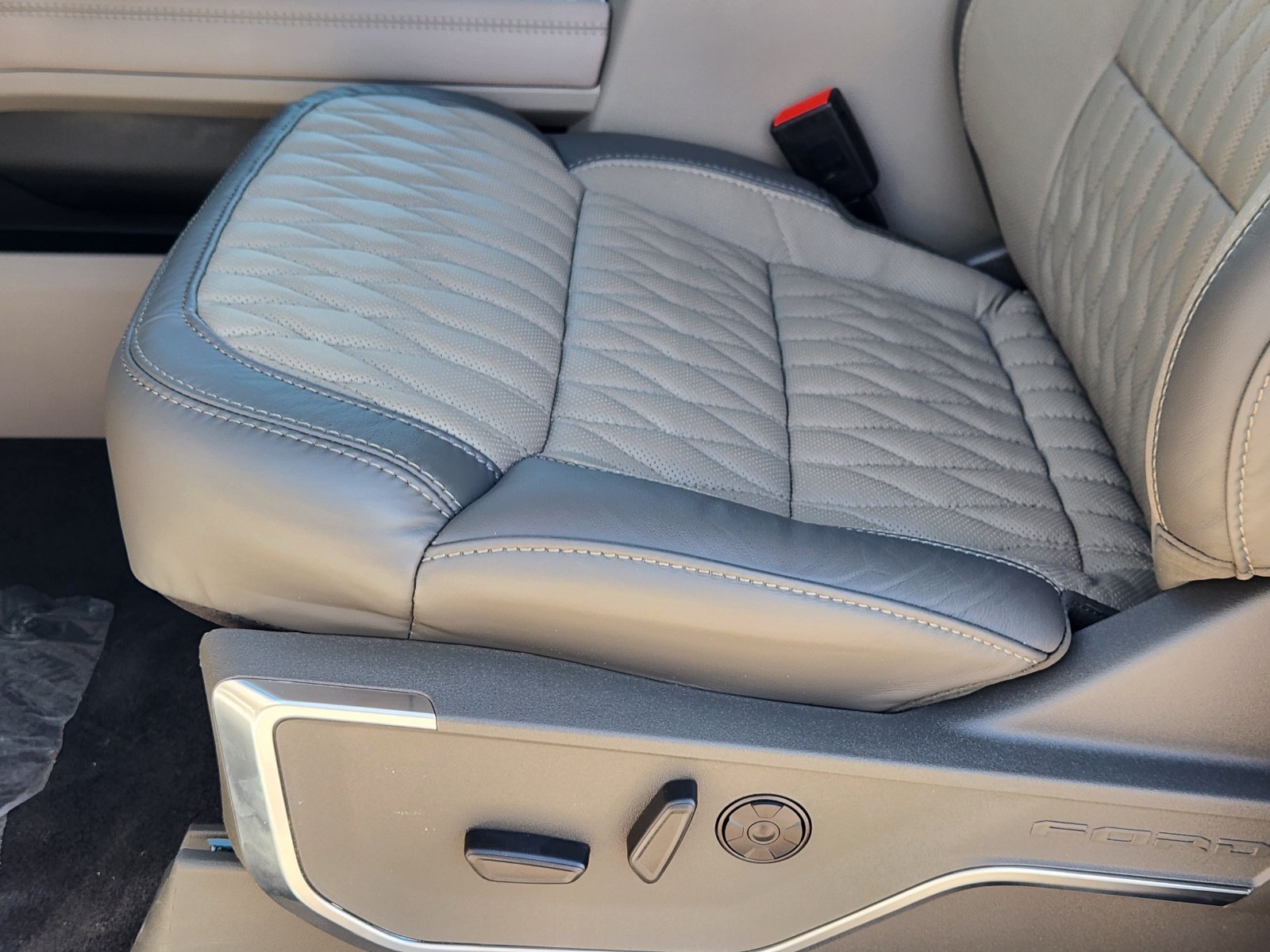 New 2027 Ford F350 Platinum w/ Platinum Plus Package AWD/4WD image 23