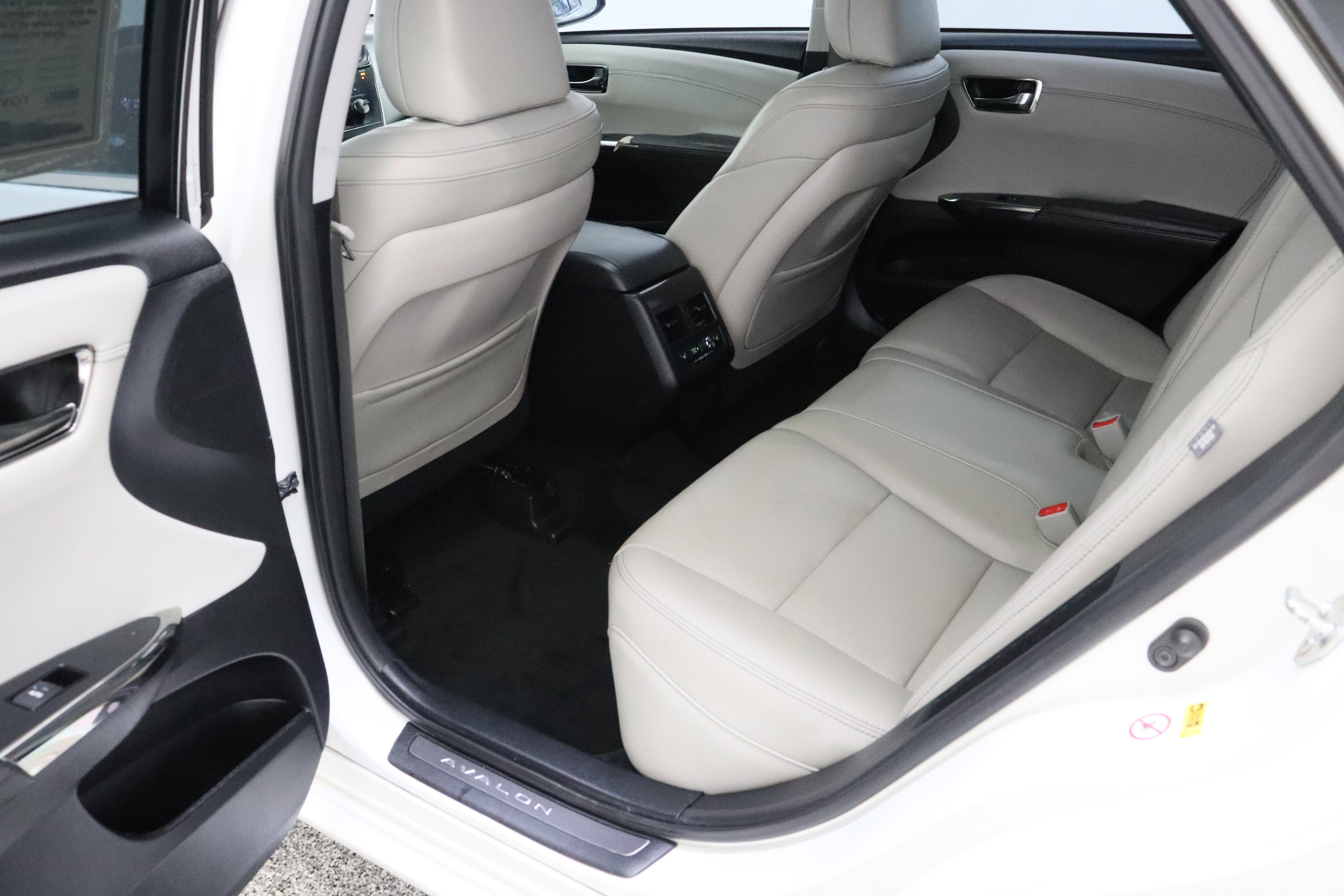 Used 2018 Toyota Avalon Limited FWD image 31