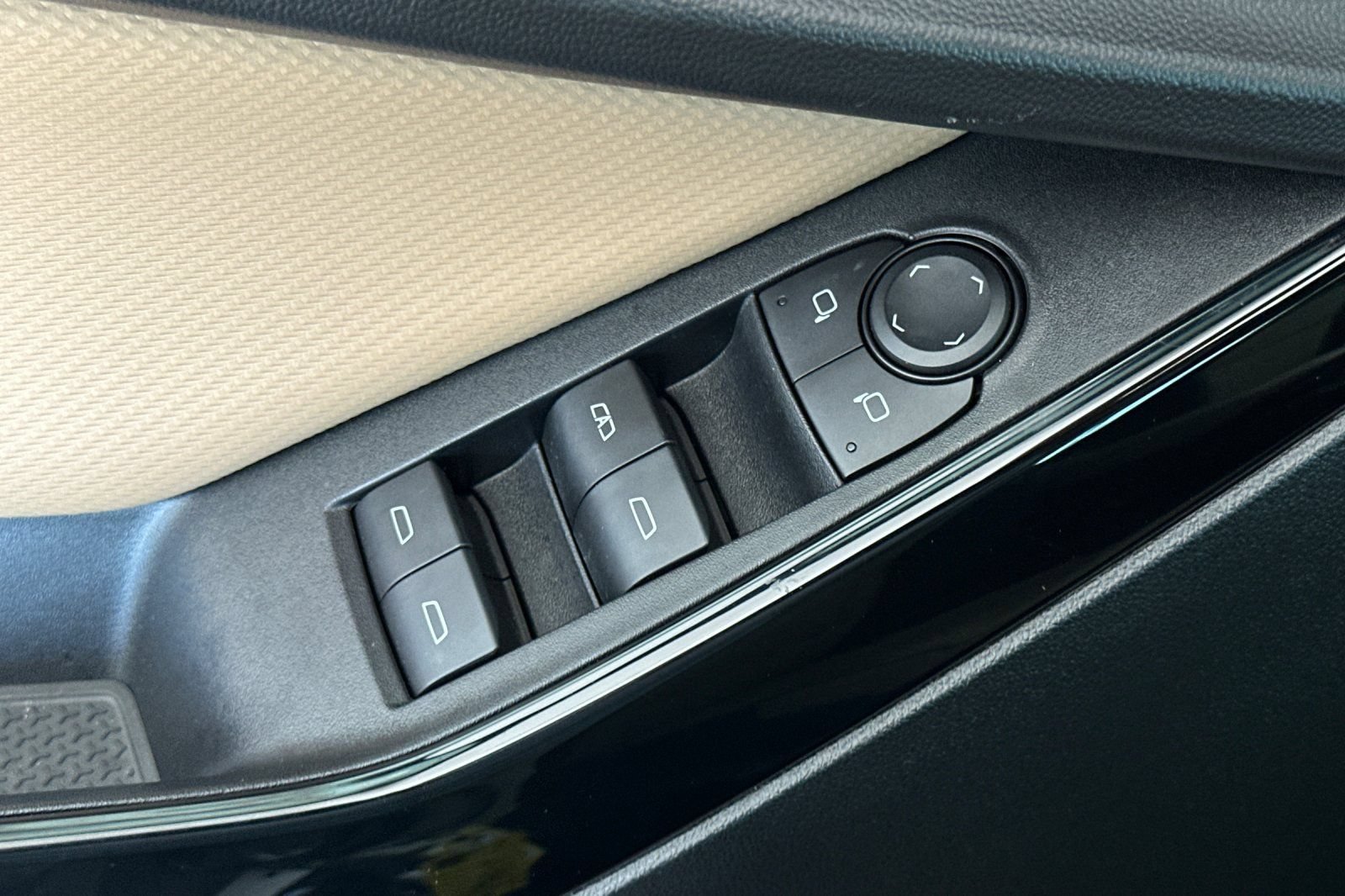 Used 2025 Chevrolet Equinox ACTIV FWD image 12