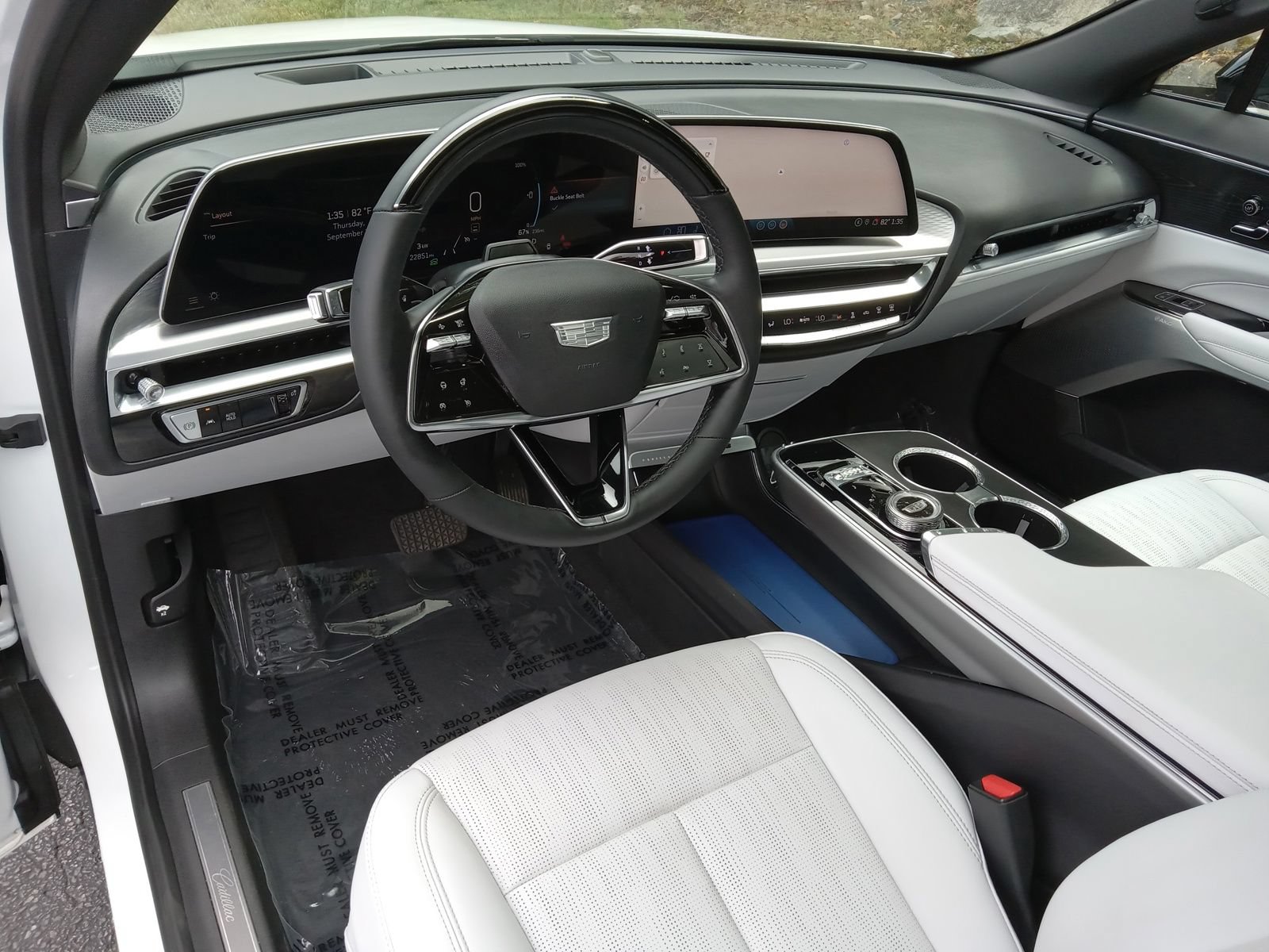 Used 2024 Cadillac Lyriq Luxury w/ LPO, Floor Liner Package AWD/4WD image 13